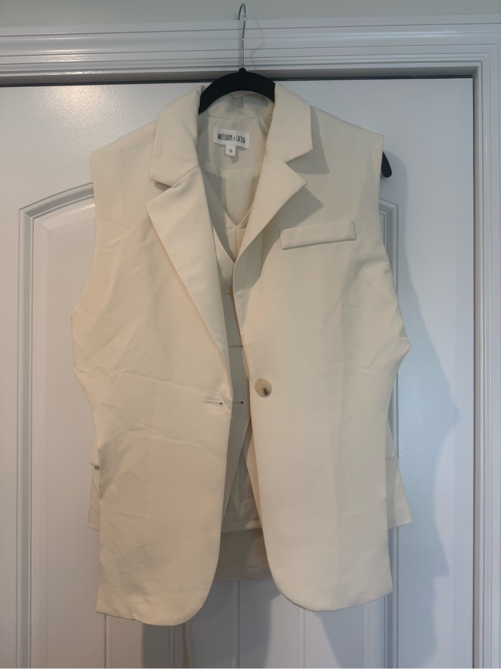 Double layered sleeveless blazer by WhiteRoom & cactus